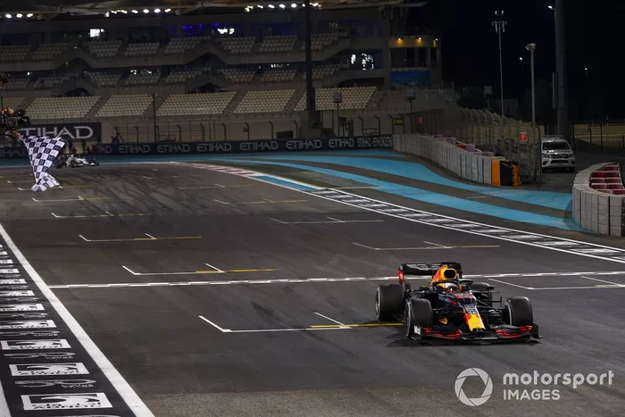 Ganador Max Verstappen, Red Bull Racing RB16, con la bandera a cuadros al final de la carrera