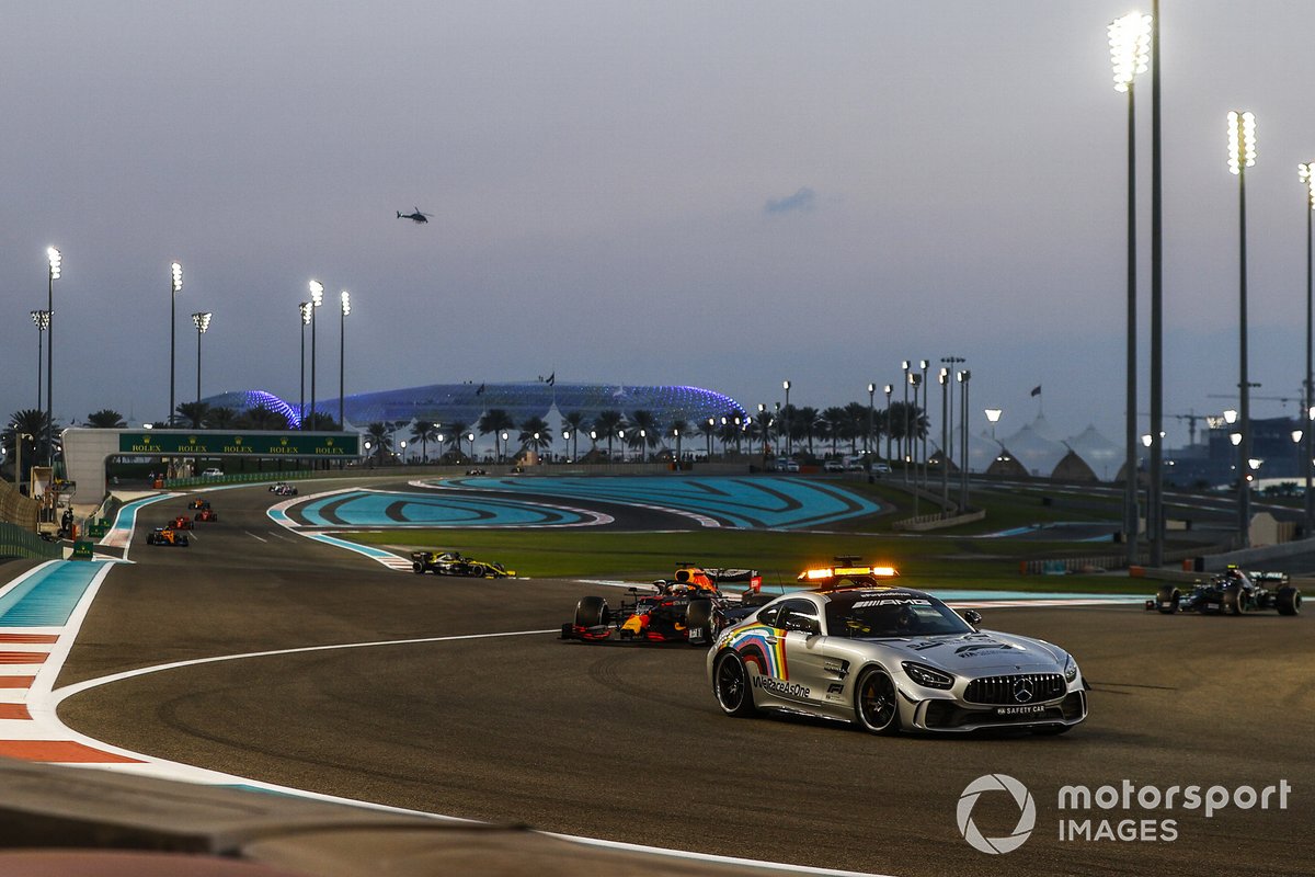 La Safety Car Max Verstappen, Red Bull Racing RB16, Valtteri Bottas, Mercedes F1 W11, e Lewis Hamilton, Mercedes F1 W11, e il resto delle auto