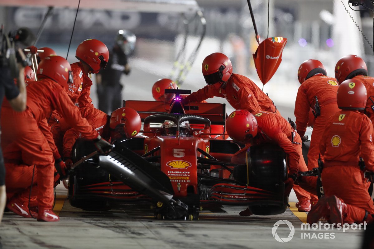 Sebastian Vettel, Ferrari SF1000, ai box