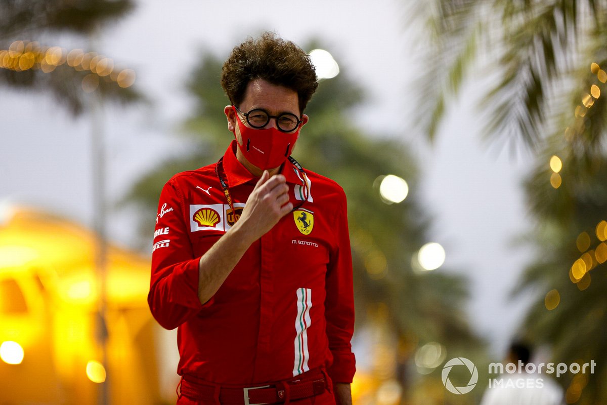 Mattia Binotto, director del equipo Ferrari en el paddock