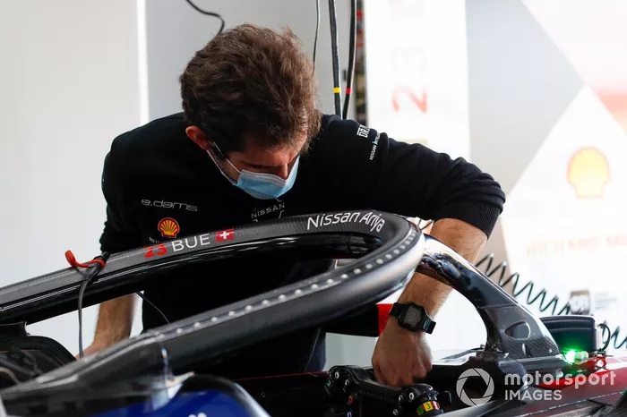 Nissan e.Dams team member works on the car of Sebastien Buemi, Nissan e.Dams, Nissan IMO2