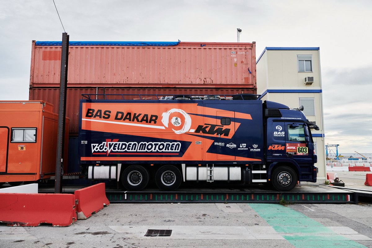 Embarque del Dakar 2021 en Marsella