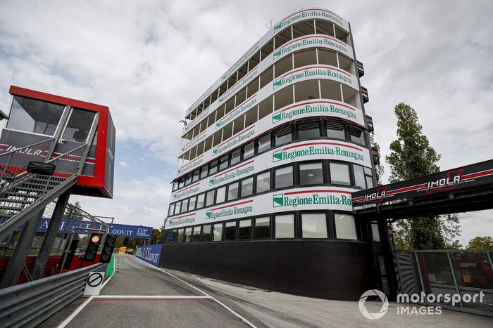 Carteles en el circuito de Imola