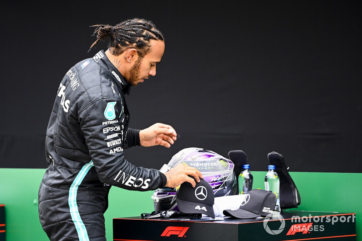 Lewis Hamilton, Mercedes-AMG F1, celebra en Parc Ferme después de asegurar su séptimo campeonato mundial