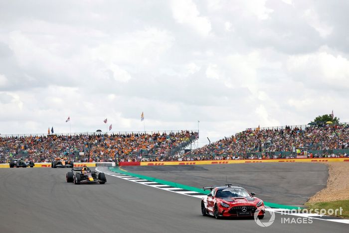 El Safety Car Max Verstappen, Red Bull Racing RB19, Lando Norris, McLaren MCL60, Lewis Hamilton, Mercedes F1 W14