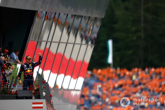 Max Verstappen, Red Bull Racing, 1ª posición, llega al podio