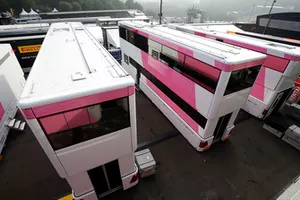 Les camions de Force India F1 sans logos Force India