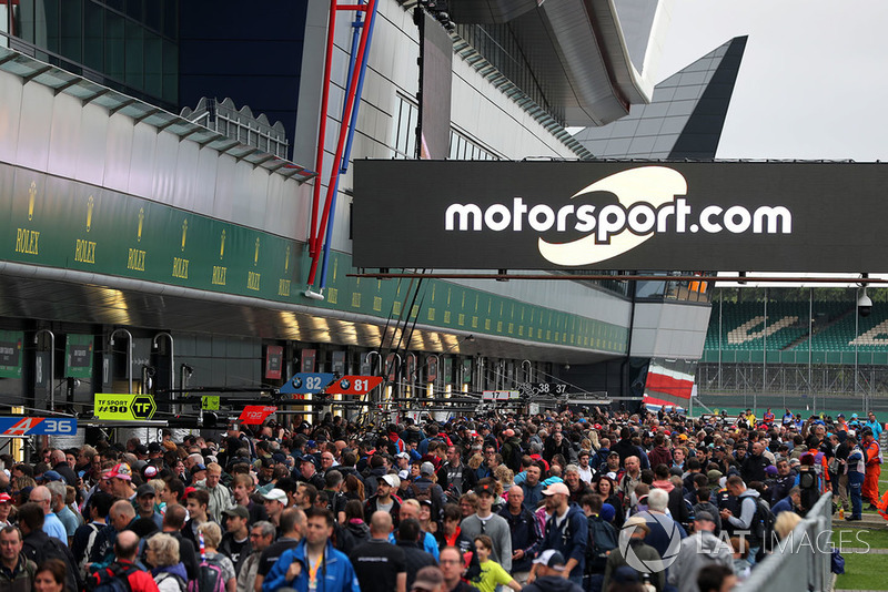 Fans en el pitlane con el letrero de Motorsport.com