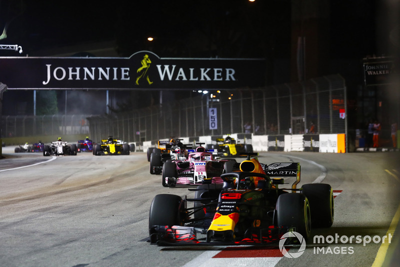 Daniel Ricciardo, Red Bull Racing RB14, Sergio Perez, Racing Point Force India VJM11, Romain Grosjean, Haas F1 Team VF-18, Fernando Alonso, McLaren MCL33, y Carlos Sainz Jr., Renault Sport F1 Team R.S. 18