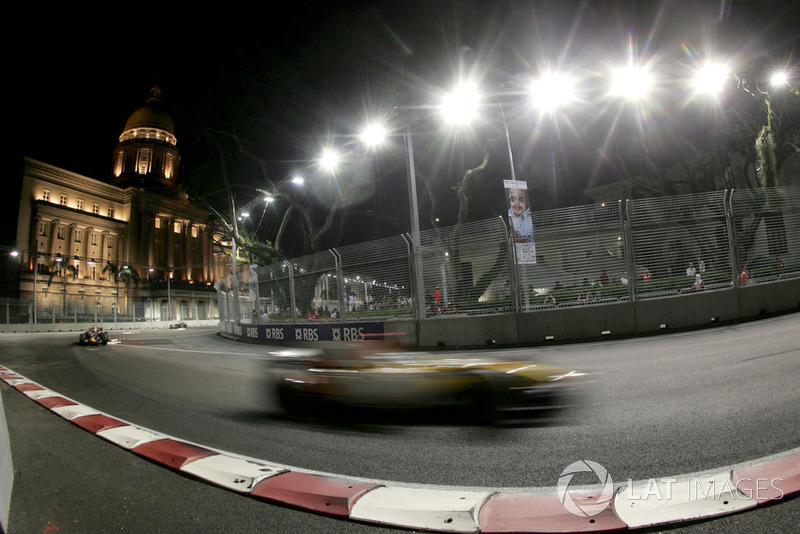 En 2008, año de la primera edición del GP de Singapur, se celebró la primera carrera nocturna en la F1. En los siguientes años, Bahrein y Abu Dhabi también se pasaron a la 'moda' de correr de noche.