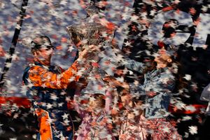 Scott Dixon, Chip Ganassi Racing Honda celebrates the championship with wife Emma and daughters Poppy and Tilly