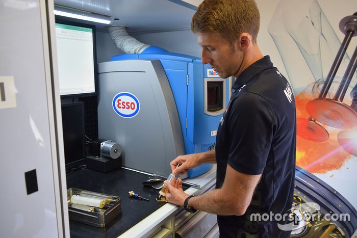 El ingeniero de Exxon-Mobil trabajando en el laboratorio móvil dentro del box de Red Bull.
