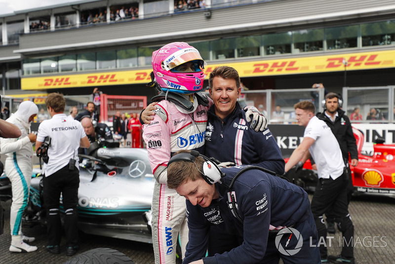Esteban Ocon, Racing Point Force India, celebrates qualifying in third place with colleagues