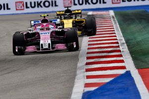 Esteban Ocon, Racing Point Force India VJM11 et Nico Hulkenberg, Renault Sport F1 Team R.S. 18