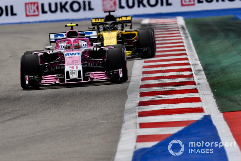 Esteban Ocon, Racing Point Force India VJM11, Nico Hulkenberg, Renault Sport F1 Team R.S. 18