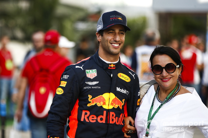 Daniel Ricciardo, Red Bull Racing, with a fan