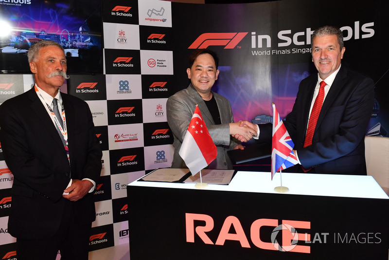 Chase Carey, director ejecutivo y presidente ejecutivo de Formula One Group y Andrew Denford, F1 en las escuelas
