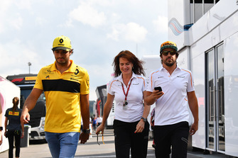Carlos Sainz Jr., Renault Sport F1 Team, Silvia Hoffer Frangipane, McLaren Press Officer and Fernando Alonso, McLaren