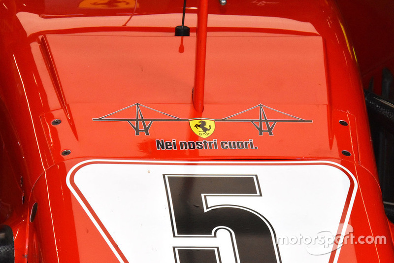 Tulisan "Di Hati Kami" pada Ferrari SF71H sebagai bentuk dukungan ambruknya jembatan Genoa