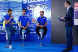 Andrea Iannone, Alex Rins y Davide Brivio, Team Manager, Suzuki MotoGP