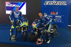 Andrea Iannone y Alex Rins con la Suzuki MotoGP 2017