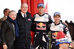 Les vainqueurs Sébastien Ogier, Julien Ingrassia, M-Sport avec le Prince Albert II de Monaco, et Jean Todt