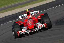 Valentino Rossi pilote la Ferrari F2004, dans ce qui est une seance d'essais secrète en portant un casque de Michael Schumacher