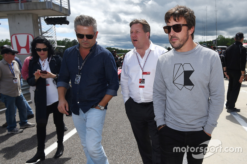 Gil de Ferran, Zak Brown, CEO McLaren CEO dan Fernando Alonso di grid