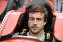 Fernando Alonso siede nella monoposto di Marco Andretti