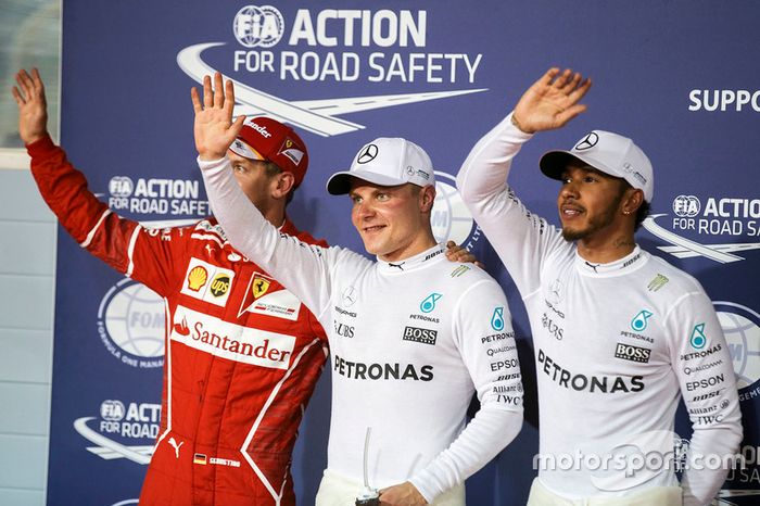 Ganador de la pole Valtteri Bottas, Mercedes AMG, segundo lugar de Lewis Hamilton, Mercedes AMG, tercer lugar Sebastian Vettel, Ferrari