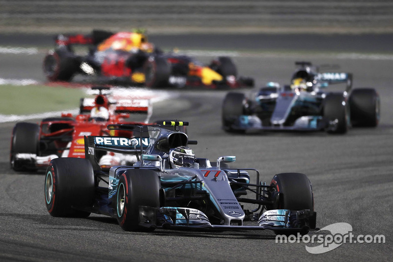 Valtteri Bottas, Mercedes AMG F1 W08, devant Sebastian Vettel, Ferrari SF70H,Lewis Hamilton, Mercedes AMG F1 W08, Max Verstappen, Red Bull Racing RB13