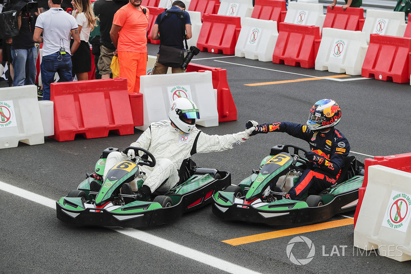 Daniel Ricciardo, Red Bull Racing, corre contra el futbolista Francesco Toldo en kart