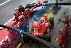 Kimi Raikkonen, Ferrari SF70H pit stop and almost collides, Sergio Perez, Sahara Force India VJM10