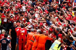 Sebastian Vettel, Ferrari, memberikan tandatangan ke fans