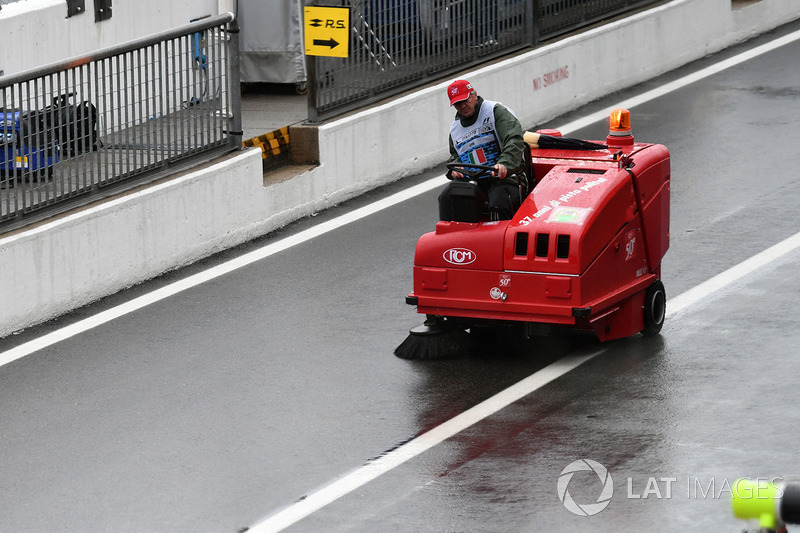 Pit lane sweeper