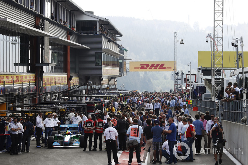 Mick Schumacher guida una Benetton B194