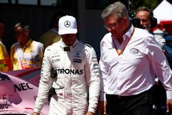 Гонщик Mercedes AMG F1 Льюис Хэмилтон, управляющий директор FOM Росс Браун