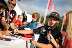 Daniel Ricciardo, Red Bull Racing zet handtekeningen voor de fans