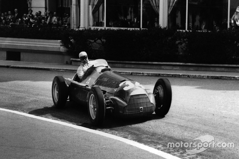 Juan Manuel Fangio vence em Mônaco e iguala Farina