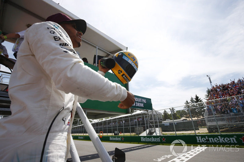 Lewis Hamilton, Mercedes AMG F1, muestra su casco de Ayrton Senna, un regalo después de igualar el récord de poles del brasileño
