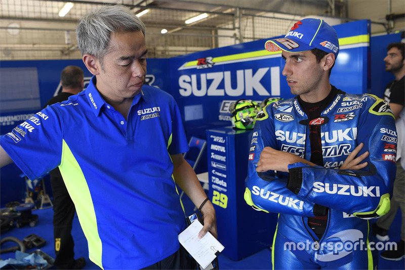 Alex Rins, Team Suzuki MotoGP, mit Shinichi Sahara, Suzuki-Projektleiter