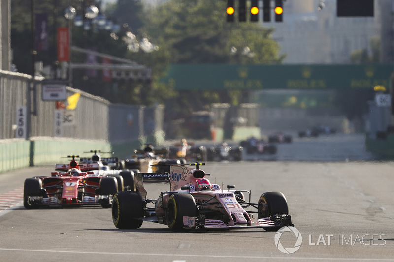 Esteban Ocon, Sahara Force India F1 VJM10, Kimi Raikkonen, Ferrari SF70H
