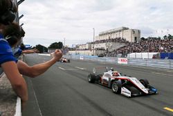 race winner Jehan Daruvala, Carlin, Dallara F317 - Volkswagen