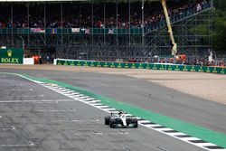 Lewis Hamilton, Mercedes AMG F1 W08, fête sa pole position en saluant la foule