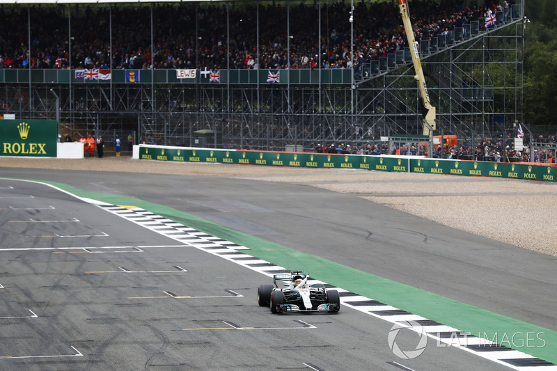 Lewis Hamilton, Mercedes AMG F1 W08, celebra su pole position