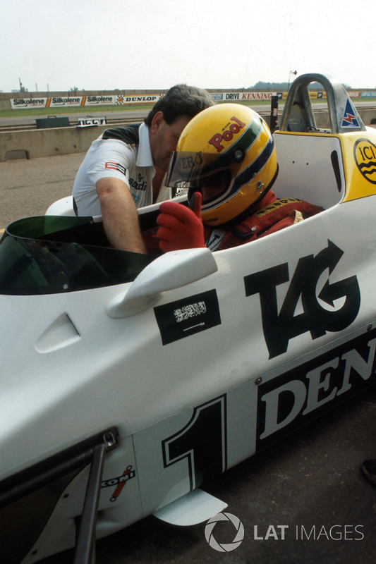 Ayrton Senna es ayudado a acomodarse por el director del equipo de Williams Allan Challis antes de su primera carrera en el Williams FW08C