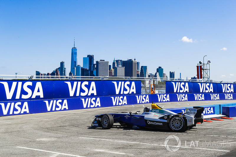 Chris Hemsworth in de Formule E-bolide