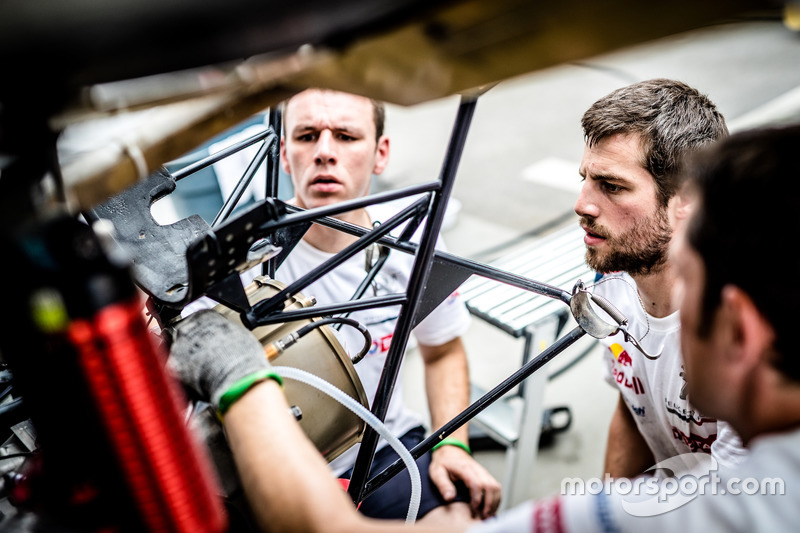 Mecánicos trabajan en el #100 Peugeot Sport Peugeot 3008 DKR: Cyril Despres, David Castera