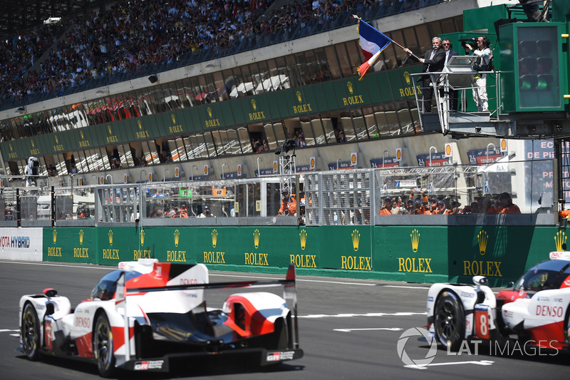 Chase Carey, CEO de FOM agita la bandera francesa para dar el inicio de la carrera