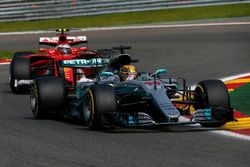 Lewis Hamilton, Mercedes-Benz F1 W08 y Sebastian Vettel, Ferrari SF70H